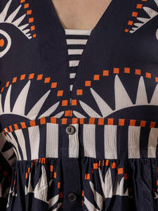 Robe de cérémonie ample bleu marine en georgette à imprimé floral, col en V, manches courtes, respirante, plissée, longueur genou, taille naturelle - Product Image 5