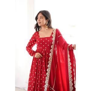Robe Anarkali en soie chinon lourde avec broderies de sequins et de zari - Product Image 2