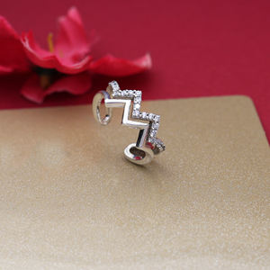 แหวนเงินรูปซิกแซกประดับเพชรสวยงาม แหวนเงินแท้ 925 ดีไซน์ทันสมัยสำหรับผู้หญิงและเด็กผู้หญิง สวมใส่ในงานแต่งงาน - Product Image 4