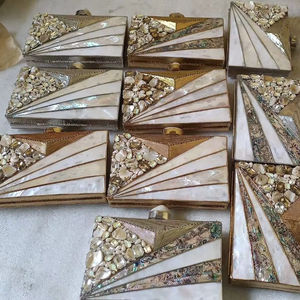 Pochettes de mariée en laiton et nacre, exclusives, faites à la main, élégantes et de créateur |   Craftstages International Fermeture magnétique synthétique pour soirée - Product Image 1