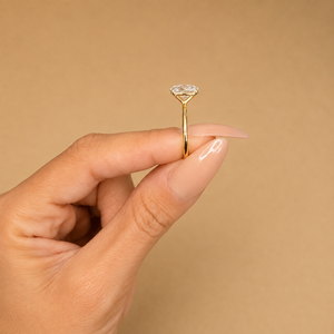 Anillo de Compromiso Solitario con Diamante Ovalado de 2 Quilates Cultivado en Laboratorio, Oro Amarillo de 14K, Certificado IGI, Claridad VVS2, Color E, Diseño Minimalista - Product Image 4
