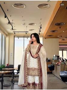 Ensemble prêt-à-porter : haut en georgette à étoiles avec broderie de créateur, travail de sequins, rembourrage bicolore, pantalon palazzo et dupatta. - Product Image 4