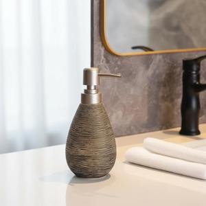 Distributeur de savon en céramique minimaliste, pompe à savon élégante, rechargeable, accessoire de salle de bain ou de cuisine, provenant d'Inde - Product Image 2