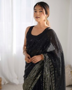 Sari en Georgette lourde, magnifiquement orné de sequins multicolores et d'imprimés noirs scintillants, idéal pour les fêtes et les mariages féminins - Product Image 3