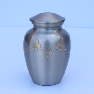 Urnas de Cremación Modernas de Alta Calidad para Mascotas, Urna de Cremación de Latón Grabada con Huella de Pata, Urnas Artesanales para Cenizas de Mascotas - Product Image 3