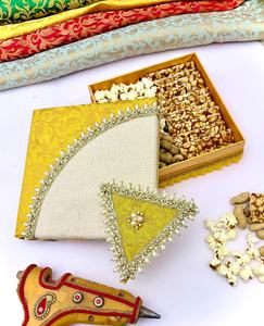 Caja de regalo de brocado de lujo con un elegante top triangular decorado, caja de regalo con perlas y motivos tradicionales, cestas de regalo para bodas. - Product Image 2