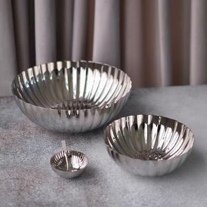 Centro de Mesa de Lujo con Borde Dorado en Forma de Pétalo de Loto y Base Minimalista de Metal Negro, Libre de BPA, Elegante Tazón con Pedestal Dorado y Negro para Fiestas - Product Image 4