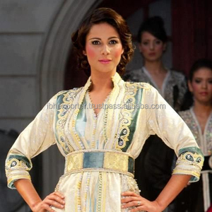 Abaya pleine longueur en mousseline magnifiquement conçue avec doublure en crêpe et ornements en cristal sur tout le devant et le cou - Product Image 1