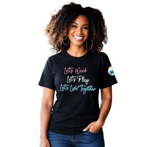 T-shirt noir à manches courtes pour femme avec inscription multicolore « Let's Work Let's Play Let's Live Together » brodée, col rond, décontracté - Product Image 1