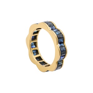 Bague Éternité en Or Jaune Massif 18 carats avec Saphirs Bleus Naturels Taille Baguette et Motif Floral Festonné, Collection Memoria Jewels – Vente en Gros - Product Image 4