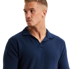 Polo de Hombre de Manga Corta con Cuello Abierto Tipo Johnny, Tejido Texturizado con Diseño Waffle, Sin Botones y Cuello en V - Product Image 4