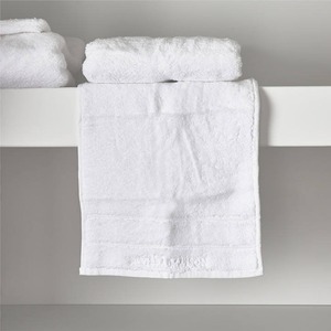 Serviette de bain en coton pur 550 GSM, blanche, en tissu éponge, de qualité supérieure, résistante, douce et absorbante, pour l'hôtellerie - Product Image 4