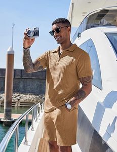 Ensemble polo à manches courtes beige pour homme avec short, respirant, léger, décontracté, pour l'été, demi-zip, couleur unie, coupe classique - Product Image 3