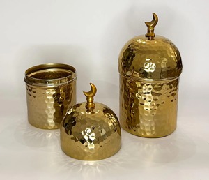 Ensemble de récipients décoratifs en métal doré martelé en forme de lune avec couvercle pour la décoration et le service de cuisine, provenant d'Inde - Product Image 1