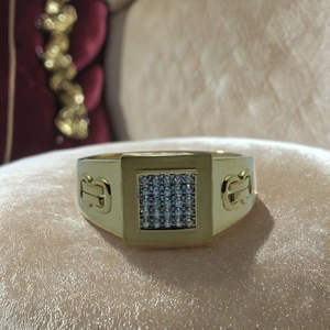 Bague audacieuse pour homme en or jaune avec diamant carré central et finition polie lisse – Bijou élégant et affirmé - Product Image 2