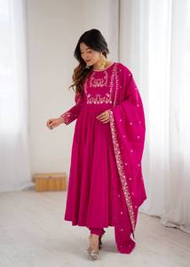 Traje de Fiesta Moderno con Dupatta, Cuello de Seda Chanderi Romana Pura y Adornos de Cuentas Hechos a Mano - Product Image 4