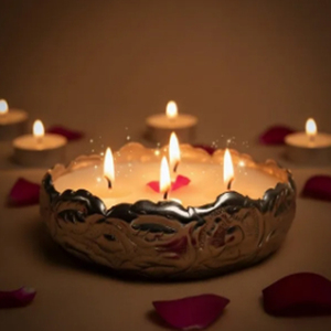Cuenco para velas de aluminio plateado con diseño en relieve - Product Image 1