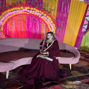 Conjunto VASTRA COTTAGE Premium de Lehenga y Dupatta de Terciopelo Viscosa Pesado con Bordado y Mangas de Encaje Elegantes para Fiestas y Bodas - Product Image 3