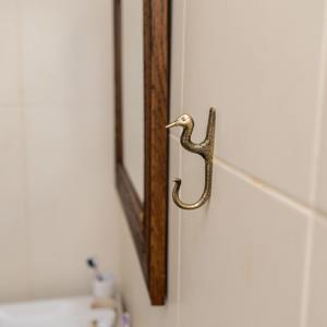 Gancho de pared con forma de cabeza de pájaro, acabado en latón dorado, elegante organizador de baño, perfecto para toallas, batas y accesorios, de la India. - Product Image 4