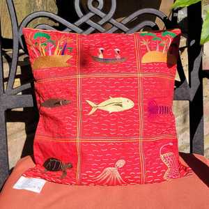 Funda de cojín bordada a mano: Decoración del hogar de Madagascar - Product Image 1