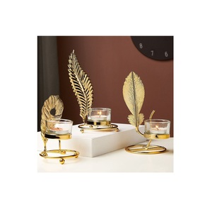 Candelabros de Metal con Hojas Doradas de Estilo Nórdico, Portavelas Decorativos de Lujo para Estantes, Repisas y Ambiente Romántico en el Hogar - Product Image 1