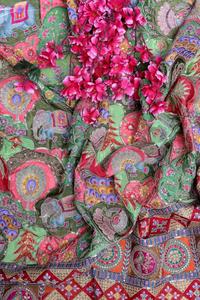 ผ้าเครปสีแดงสดพิมพ์ลายดอกไม้แบบธรรมชาติ พร้อมขอบตกแต่งอย่างสวยงาม เหมาะสำหรับตัดเย็บชุดคุรติแบบชาติพันธุ์ - Product Image 4