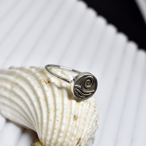 Anillo de Plata de Ley 925 Hecho a Mano con Símbolo de Ola Marina y Granate Engastado en Pavé, Oxidado, Estilo Bohemio Minimalista, Joyería de Boda al por Mayor - Product Image 6