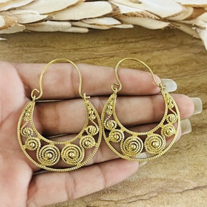 Boucles d'oreilles créoles spirales bohèmes, bijoux tribaux en laiton pour femmes, finition laiton antique, croissant céleste, favoris des marchés, vente en gros/OEM - Product Image 5