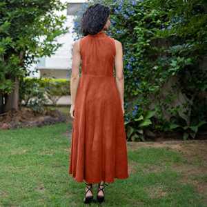 Robe sans manches à col montant et taille haute pour femme, couleur rouille coucher de soleil, avec fente, en tissu léger, style moderne, coupe confortable - Product Image 4