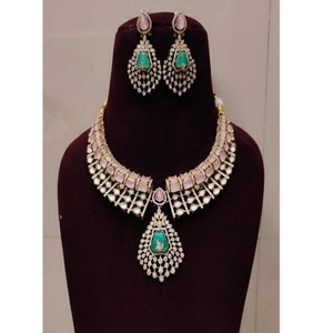 ชุดสร้อยคอพร้อมต่างหูประดับมอสซาไนต์คู่เคลือบทองคุณภาพพรีเมียมสุดหรูหรา สำหรับผู้หญิง ของขวัญแต่งงาน คอลเลคชั่นทันสมัย - Product Image 4