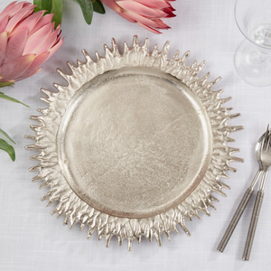 Assiettes de présentation modernes texturées à motif soleil, bord festonné et gaufré, finition argent métallisé, faites à la main, pour une mise en scène de table de Noël unique - Product Image 3