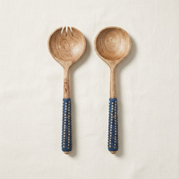 Ensemble de 2 saladiers en bois faits à la main, écologiques, avec poignées en osier bleu tressé, pour une cuisine moderne et le service des salades