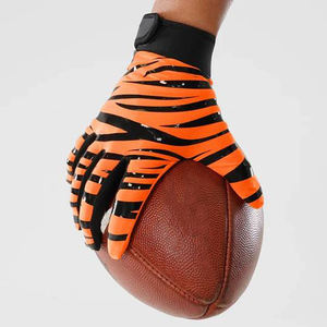 Gants de football américain personnalisés Altaf Brothers en cuir, légers, en polyester, orange et noir, unisexes, de haute qualité, imprimés - Product Image 2