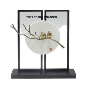 Acero y aluminio Metal Forma única Escultura con acabado negro Estilo elegante Aspecto moderno Escultura decorativa con acento para el hogar - Product Image 1