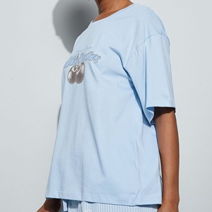 T-shirt en coton pour femme avec imprimé graphique cerise métallisé, épaules tombantes, bleu pastel clair – Fabricant de vêtements - Product Image 2