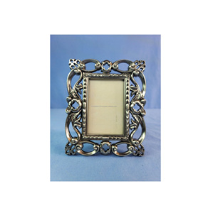 Marco de fotos de metal ornamentado para decoración de hogares reales que presenta un acabado de superficie grabado, soluciones de exhibición de retratos lujosas - Product Image 3