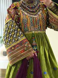 Vestidos de novia estilo afgano Kuchi, los más vendidos, con diseño de bordado simple y decoraciones de encaje con diamantes. - Product Image 4