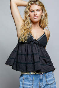 Camiseta con volantes y ribete bordado con cuello en V POL - Product Image 6