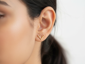 Boucles d'oreilles clous en or 14 carats en forme de bois de cerf, bijoux animaux mignons et minimalistes pour femmes, adolescentes, cadeau de mariage ou de fête - Product Image 3
