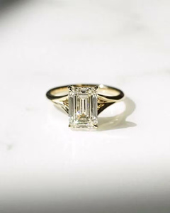 Bague de mariage solitaire classique pour femme en or jaune 14 carats, diamant de laboratoire taille émeraude 1 carat, clarté VS1, couleur E, certifié IGI - Product Image 1