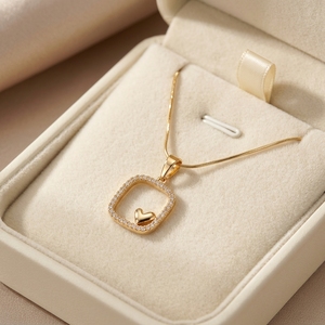 Collier pendentif de luxe en or massif 18 carats, style coussin, avec halo carré ouvert et diamants de laboratoire taillés, cœur intérieur poli - Product Image 2