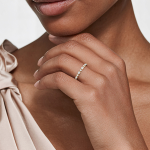 Anillo de Eternidad Completo con Diamantes Redondos y Esmeraldas con Engaste Alternado LR - Product Image 6