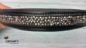 Diadema de Cuero Negro de Lujo para Caballo con Cristales de Plata y Diamantes de Imitación |   Caja de embalaje acolchada curva para bridas ecuestres de tamaño personalizado - Product Image 3