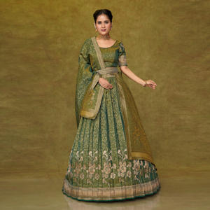 ชุดเลเฮนกาโชลีผ้าไหมบานาราสีแบบราชวงศ์ ยาวถึงพื้น ลายดอกไม้ปักดิ้นทอง งานฝีมือประณีต สง่างาม เหมาะสำหรับงานแต่งงาน งานวิวาห์ งานรับปริญญา งานเทศกาลดีวาลี  ชุดพื้นเมืองแบบดั้งเดิม - Product Image 5