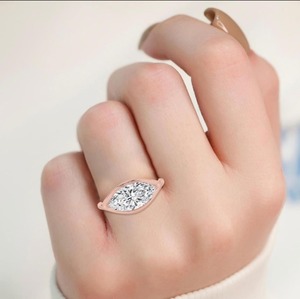 Bague de fiançailles luxueuse en or rose 10 carats avec diamant de laboratoire taille marquise 3,03 CTW - Product Image 1