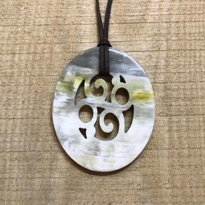 Collier en corne naturelle écologique fait main pour femme, cadeau d'affaires, design brut, artisanal - Product Image 1