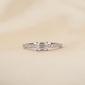 Bague en or 10 carats avec diamant de laboratoire taille émeraude East West |   Bijoux fins de luxe pour femmes |   Clarté VVS-VS pour les fiançailles et les mariages - Product Image 1