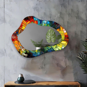 Espejo de pared de resina de alta demanda Acento elegante y funcional para el hogar para pasillos o baños Uso disponible al mejor precio - Product Image 1