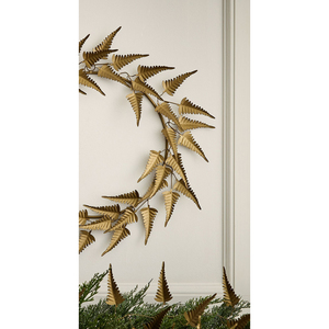 Couronne minimaliste en feuilles d'or avec un élégant cadre en fil métallique, orné de délicates frondes de fougères métalliques disposées en forme d'éventail. - Product Image 5