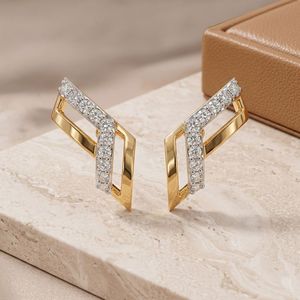 Boucles d'oreilles clous en or jaune avec diamant de laboratoire taille baguette en forme de V - Product Image 4